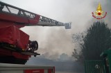 Aversa (Ce) – Incendio in un capannone di un’azienda di materiale edile