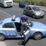 Posti di blocco della polizia che ha arrestato due giovani che trasportavano armi a bordo di una Fiat Panda bloccata dai poliziotti in mezzo al traffico  alla circonvallazione di Palermo, 20 luglio 2012. ANSA/MICHELE NACCARI